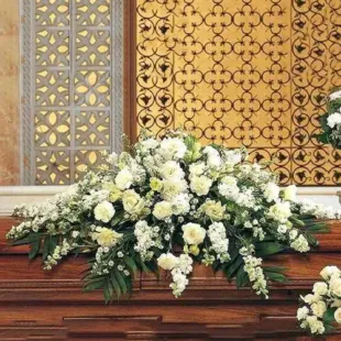 white-casket-funeral-flower-arrangement-from-artistic-flowers-in-lake-oswego